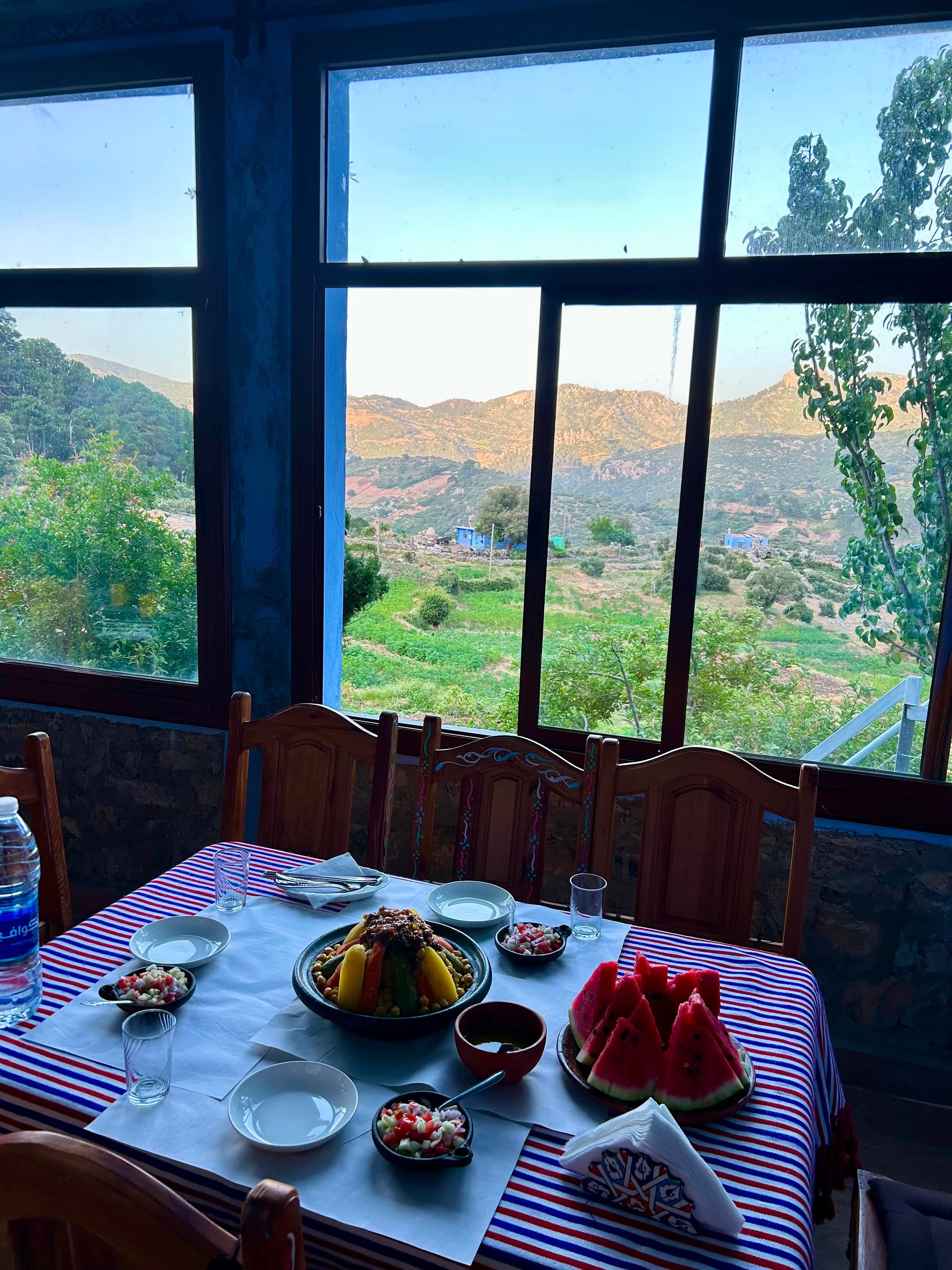 La sala da pranzo della Farm, affacciata sulla valle