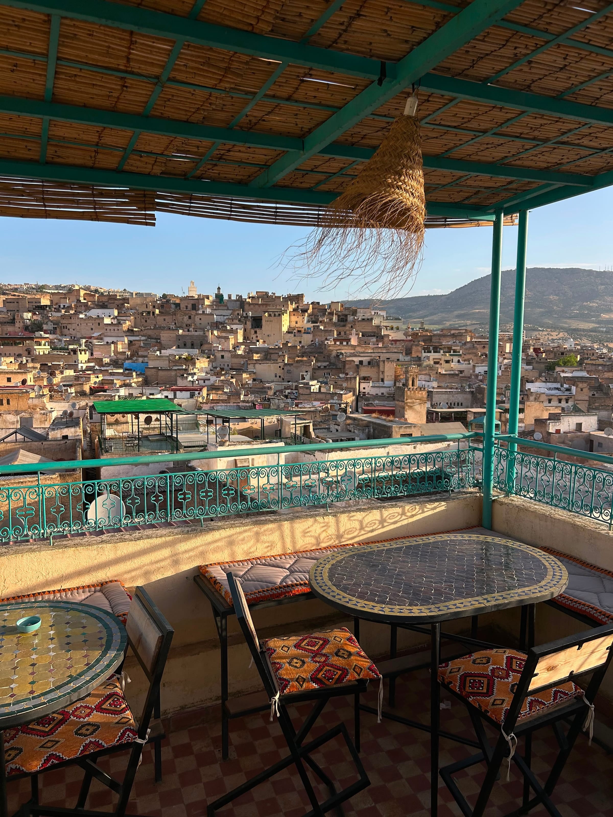 Una terrazza affacciata sui tetti della medina, con tavolini e sedie