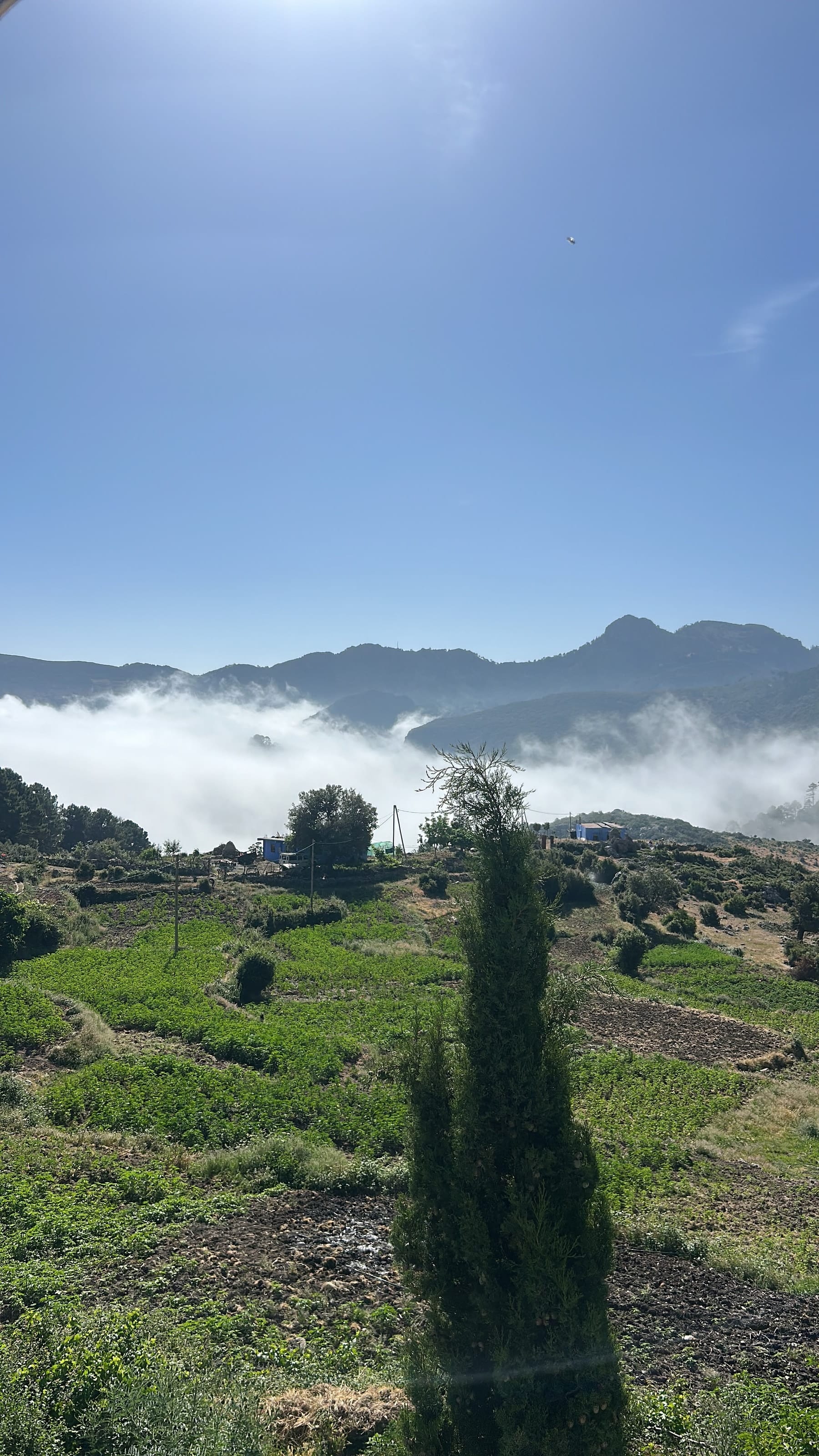 La valle del Rif al mattino, sotto un mare di nuvole basse